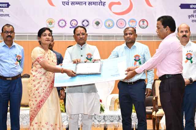 मुख्यमंत्री के हाथों NSS की श्रेष्ठ कार्यक्रम अधिकारी के रूप में सम्मानित हुई गीता झा 1 IMG 20240924 WA0034