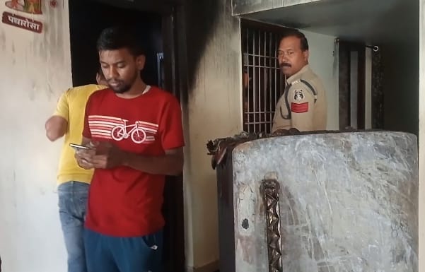 बड़ी खबर: व्यापारी के घर में लगी आग, पुलिस और फायर बिग्रेड की तत्परता से बड़ा हादसा टला 1 IMG 20241101 WA0014