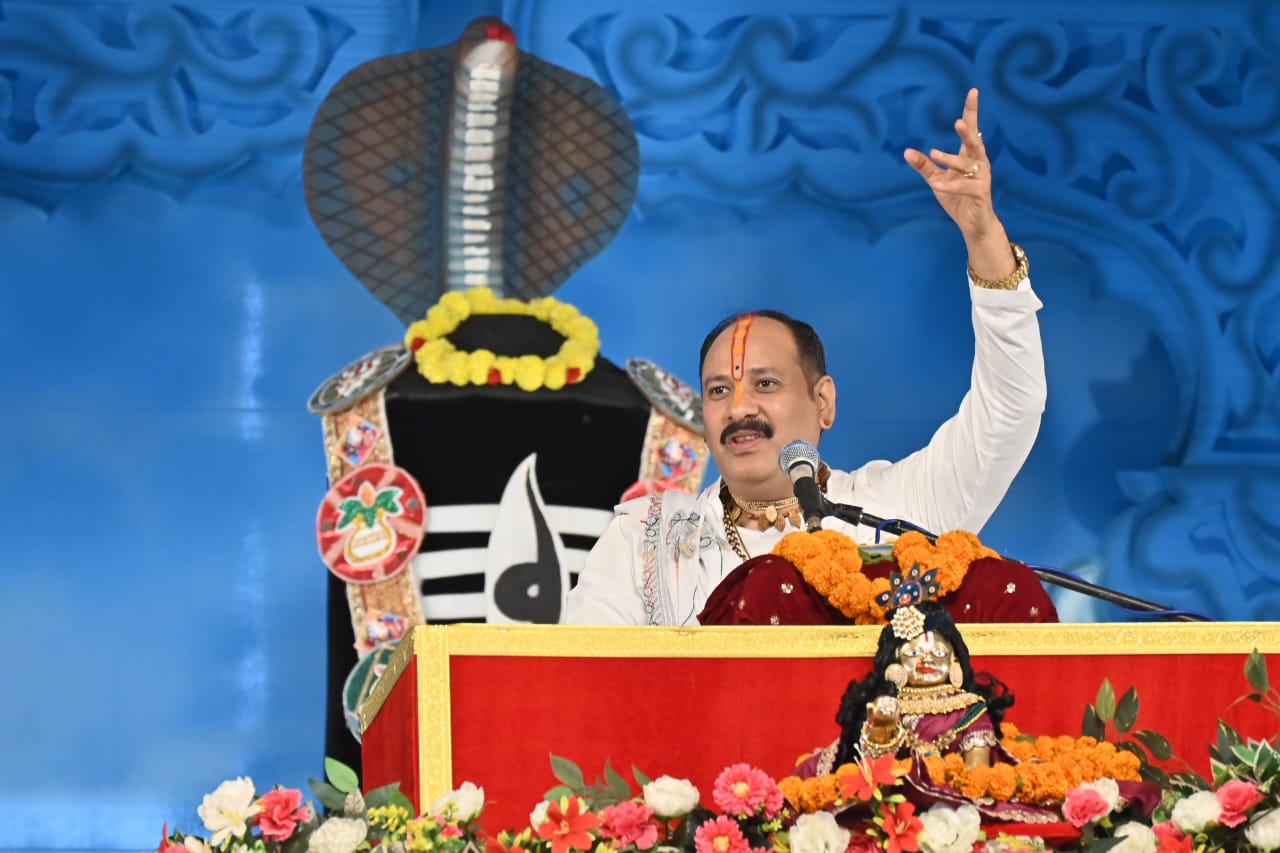 शिव महापुराण कथा में उमड़ा भक्तों का सैलाब, पंडित प्रदीप मिश्रा के प्रवचनों से भाव-विभोर हुए श्रद्धालु,कोरवा जनजाति भी कथा सुनने पहुंचा 1 IMG 20250323 WA0023