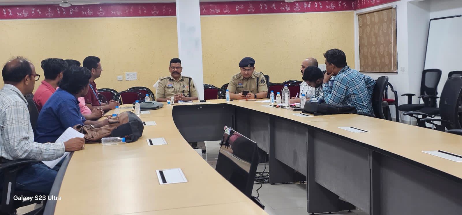 रायपुर पुलिस का बड़ा कदम: ऑनलाइन प्लेटफॉर्म पर प्रतिबंधित चाकू की बिक्री पर सख्ती, SSP ने अमेजन-फ्लिपकार्ट अधिकारियों के साथ की अहम बैठक 1 IMG 20250609 WA0037 1