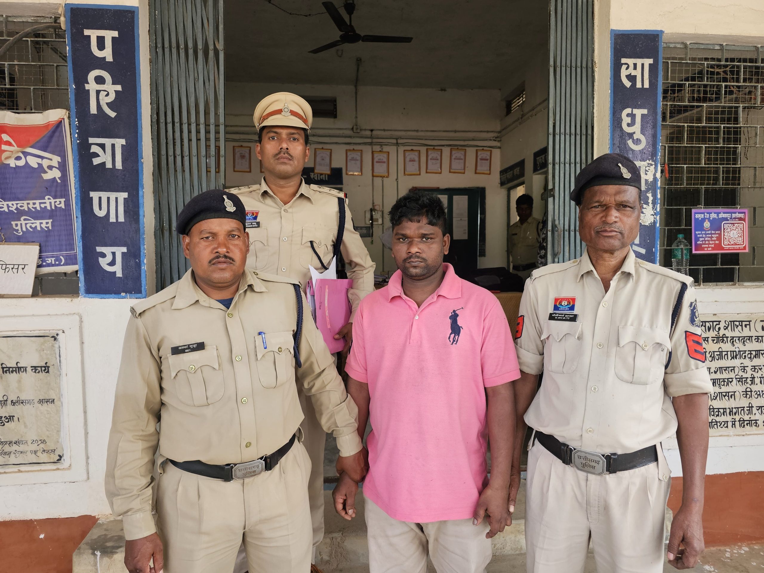 मोबाइल पर की शादी, वीडियो कॉल पर सुहागरात… फिर ब्लैकमेल कर भेजा दोस्त! नाबालिग से दुष्कर्म करने वाला आरोपी अब गिरफ्तार 1 IMG 20251112 WA0056 scaled